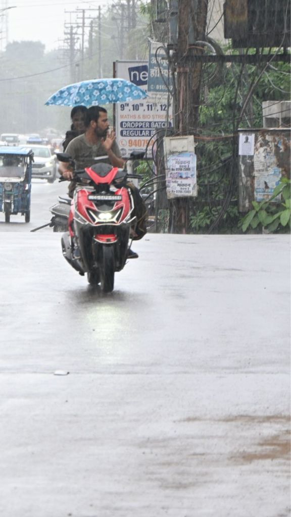 CG Weather Update: रायपुर-दुर्ग समेत 4 संभागों में बारिश का यलो अलर्ट जारी, अगले 48 घंटे में बढ़ेगा तापमान
