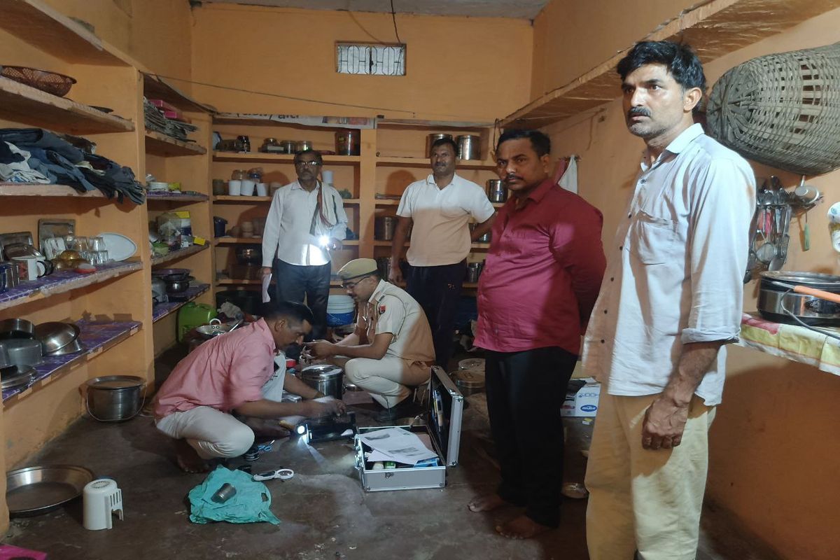 हथियार दिखा मां-बेटी को बंधक बना लाखों के जेवरात व नकदी चोरी