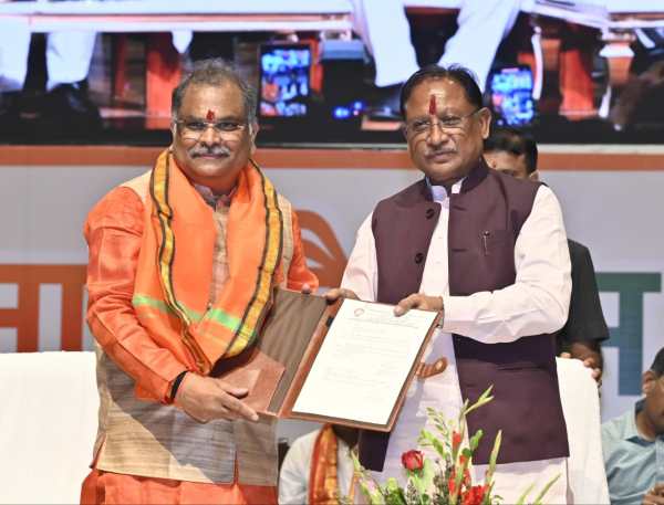 छत्तीसगढ़ स्टेट बेवरेजेस कॉर्पोरेशन के अध्यक्ष के पदभार ग्रहण समारोह में CM साय हुए शामिल, PHOTO