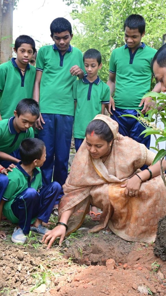 CG News: मंत्री लक्ष्मी राजवाड़े ने बाल गृह का किया निरीक्षण, बच्चों के साथ मिलकर लगाया पौधा