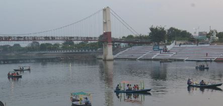 Raipur News: महादेव घाट में टिमटिमाती रौशनी के बीच नौका विहार, पर्यटकों की संख्या बढ़ रही,  देखें तस्वीरें 
