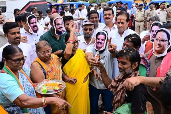 Raipur News: कांग्रेसियों ने मुखौटा लगाकर मनाया शराब महोत्सव, 67 नई दुकान खोलने का विरोध, देखें 
