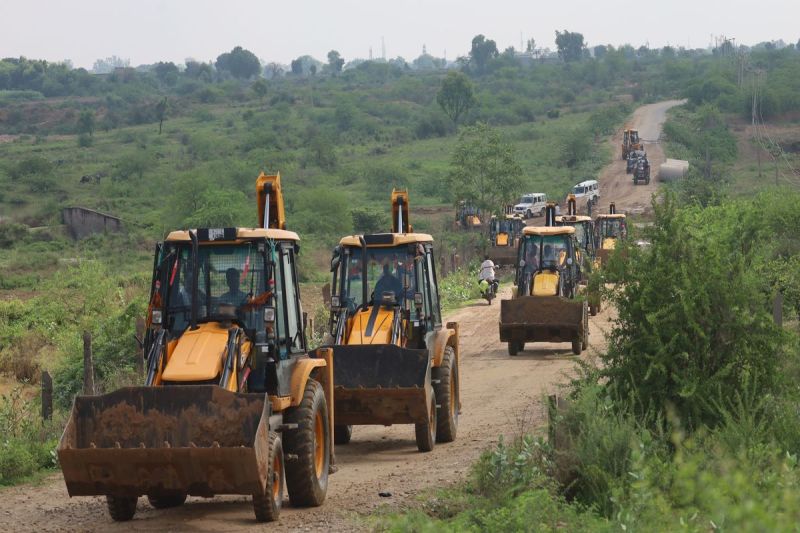 15 घंटे चली कार्रवाई, बजरी नष्ट कराने में फुंका 1200 लीटर डीजल The operation lasted for 15 hours, 1200 liters of diesel was wasted in destroying the gravel