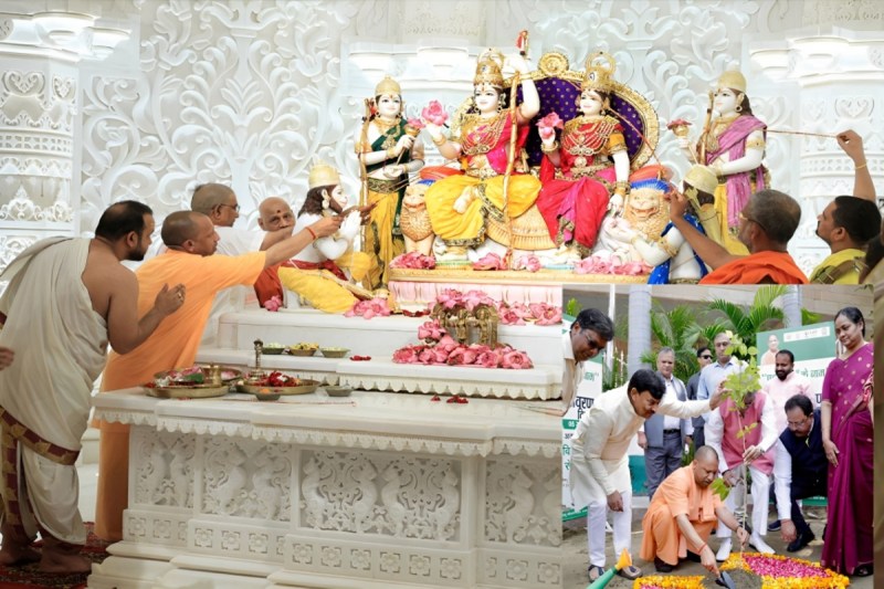 फोटो सोर्स : Patrika : मुख्यमंत्री योगी आदित्यनाथ ने किया पौधरोपण, राम जन्मभूमि परिसर में राम दरबार प्रतिष्ठा कार्यक्रम संपन्न