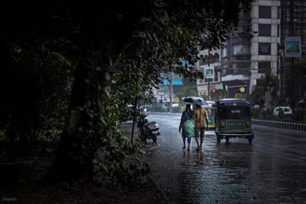 Monsoon 2025: मानसून पकड़ेगा जोर! 13 जिलों में होगी भारी बारिश, IMD का येलो अलर्ट जारी
