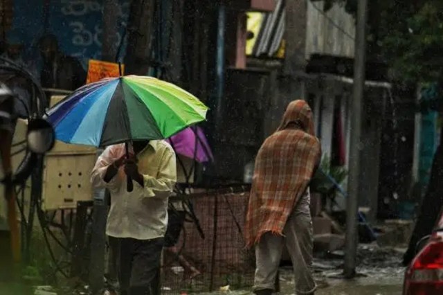 Rain Alert: छत्तीसगढ़ के इन जिलों में बारिश का Alert, 60 KM/घंटे की रफ्तार से चलेगी धूल भरी हवा