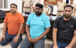 आईपीएल मैच पर करोड़ों रुपए का सट्टा लगाते तीन गिरफ्तार - image