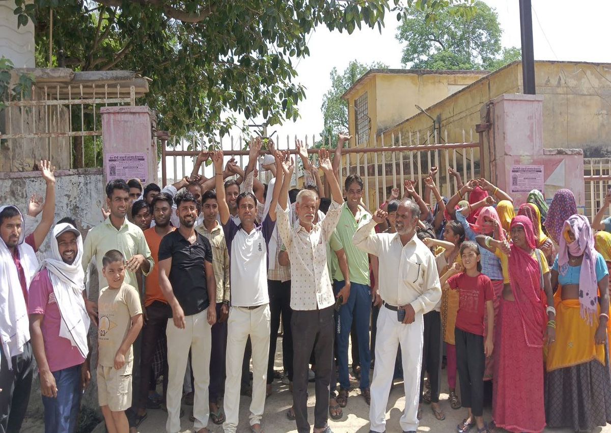ग्रामीणों ने एईएन कार्यालय के मुख्य गेट का दरवाजा बंद कर किया प्रदर्शन, लगाए
नारे