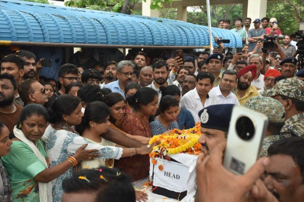 Raipur News: तिरंगे से लिपटकर शहीद पति को दी विदाई, सात वर्षीय बेटे ने दी पिता को दी मुखाग्नि, देखें