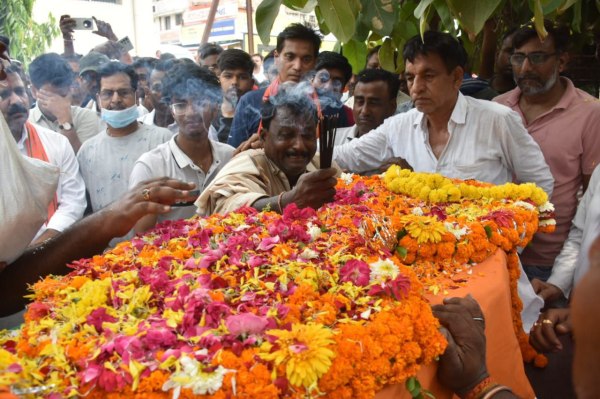 Raipur News: तिरंगे से लिपटकर शहीद पति को दी विदाई, सात वर्षीय बेटे ने दी पिता को दी मुखाग्नि, देखें