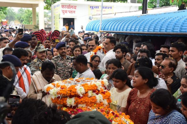 Raipur News: तिरंगे से लिपटकर शहीद पति को दी विदाई, सात वर्षीय बेटे ने दी पिता को दी मुखाग्नि, देखें