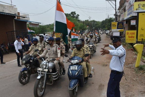 Raipur News: तिरंगे से लिपटकर शहीद पति को दी विदाई, सात वर्षीय बेटे ने दी पिता को दी मुखाग्नि, देखें