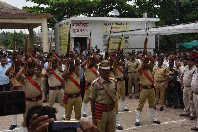 Raipur News: तिरंगे से लिपटकर शहीद पति को दी विदाई, सात वर्षीय बेटे ने दी पिता को दी मुखाग्नि, देखें