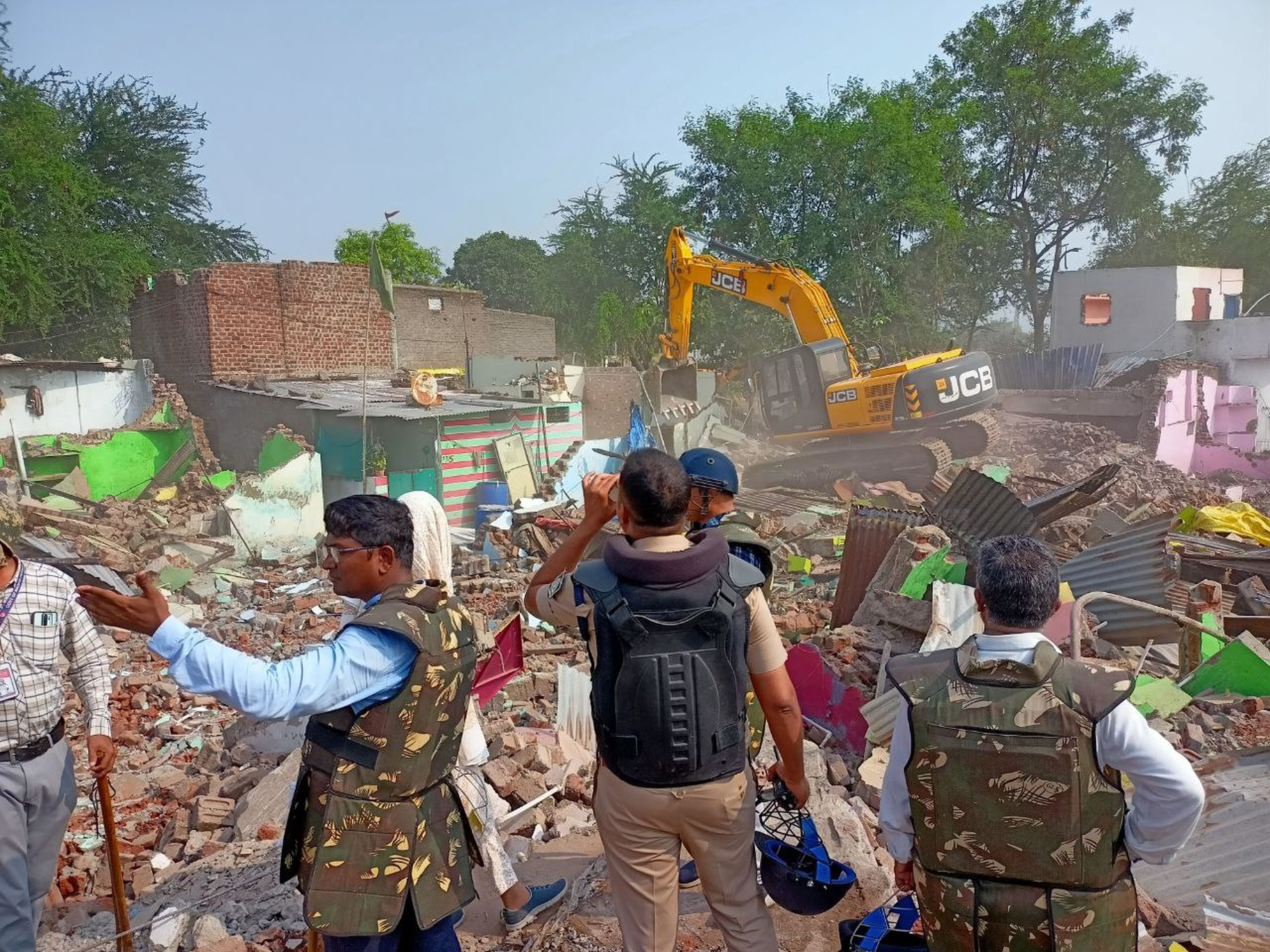 जल गंगा अभियान के तहत हटाया कब्जा : शकर तालाब में प्रशासन ने तोड़े 160 मकान,
आयुक्त बोलीं, विकसित होगा जलस्रोत