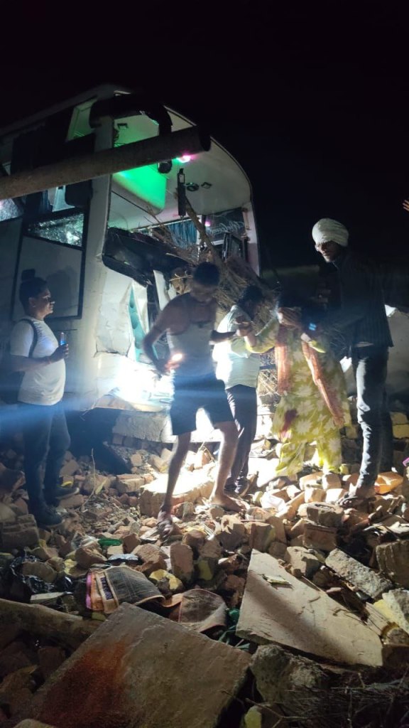 High speed bus hits house mp news(फोटो सोर्स- पत्रिका)