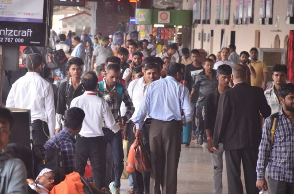 CG News: ट्रेनों में यात्रियों की बढ़ी भीड़, कमाने खाने गए लोग दूसरे राज्यों से लौटने लगे, देखें 
