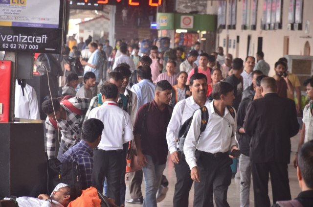 CG News: ट्रेनों में यात्रियों की बढ़ी भीड़, कमाने खाने गए लोग दूसरे राज्यों से लौटने लगे, देखें 
