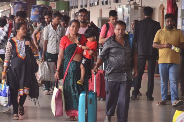 CG News: ट्रेनों में यात्रियों की बढ़ी भीड़, कमाने खाने गए लोग दूसरे राज्यों से लौटने लगे, देखें 
