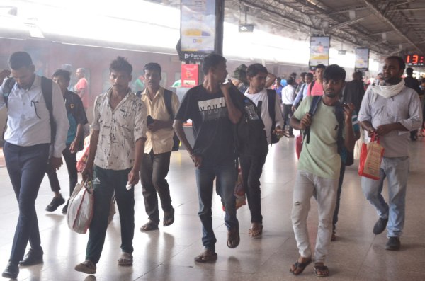 CG News: ट्रेनों में यात्रियों की बढ़ी भीड़, कमाने खाने गए लोग दूसरे राज्यों से लौटने लगे, देखें 
