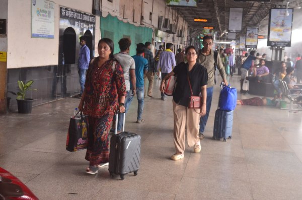CG News: ट्रेनों में यात्रियों की बढ़ी भीड़, कमाने खाने गए लोग दूसरे राज्यों से लौटने लगे, देखें 
