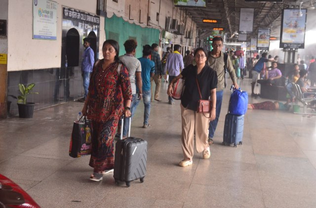 CG News: ट्रेनों में यात्रियों की बढ़ी भीड़, कमाने खाने गए लोग दूसरे राज्यों से लौटने लगे, देखें 
