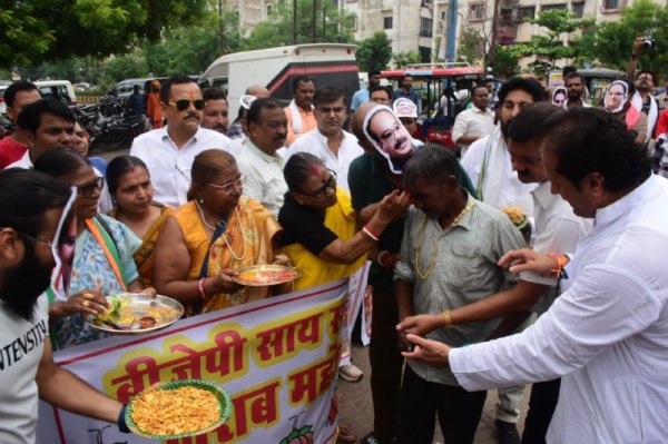 Raipur News: कांग्रेसियों ने मुखौटा लगाकर मनाया शराब महोत्सव, 67 नई दुकान खोलने का विरोध, देखें 
