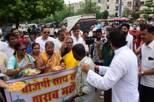 Raipur News: कांग्रेसियों ने मुखौटा लगाकर मनाया शराब महोत्सव, 67 नई दुकान खोलने का विरोध, देखें 
