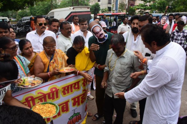 Raipur News: कांग्रेसियों ने मुखौटा लगाकर मनाया शराब महोत्सव, 67 नई दुकान खोलने का विरोध, देखें 
