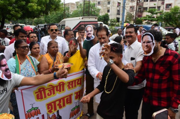 Raipur News: कांग्रेसियों ने मुखौटा लगाकर मनाया शराब महोत्सव, 67 नई दुकान खोलने का विरोध, देखें 
