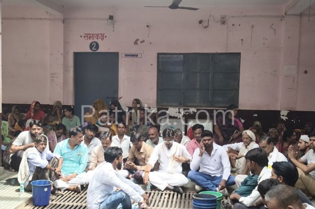 residents threw mud on municipality CMO chair MP News(फोटो सोर्स- Patrika.com)