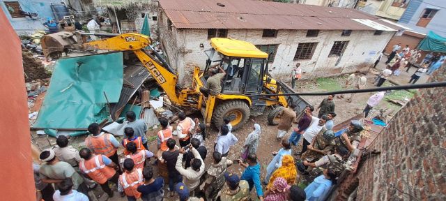 विवादित स्थल को तोड़ने की कार्रवाई करता दल