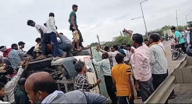 CG News: मुर्गियों से भरा वाहन पलटा, मुर्गी लूटने टूट पड़े लोग, देखें Photo..