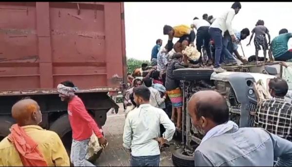 CG News: मुर्गियों से भरा वाहन पलटा, मुर्गी लूटने टूट पड़े लोग, देखें Photo..