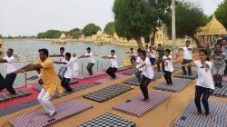 International Yoga Day: शहर से सरहद तक…. हजारों लोगों ने सूर्य की पहली किरण के
साथ साधा मन - image
