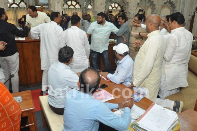 कांग्रेस पार्षद मनोज राजपूत और मोहित जाट में हाथापाई की नौबत