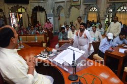 नगर निगम बना अखाड़ा, कांग्रेस पार्षदों में हाथापाई, BJP नेता ने फाड़ा कुर्ता,
महापौर असहज - image