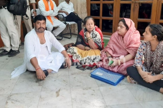 भाजपा पार्षद ने फाड़ा कुर्ता