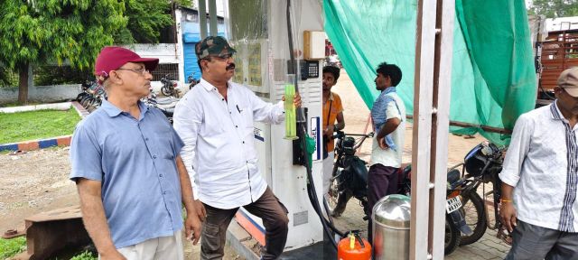 डिस्पेंसरी यूनिट की नोजल से कांच के जार में डीजल लेकर परीक्षण किया