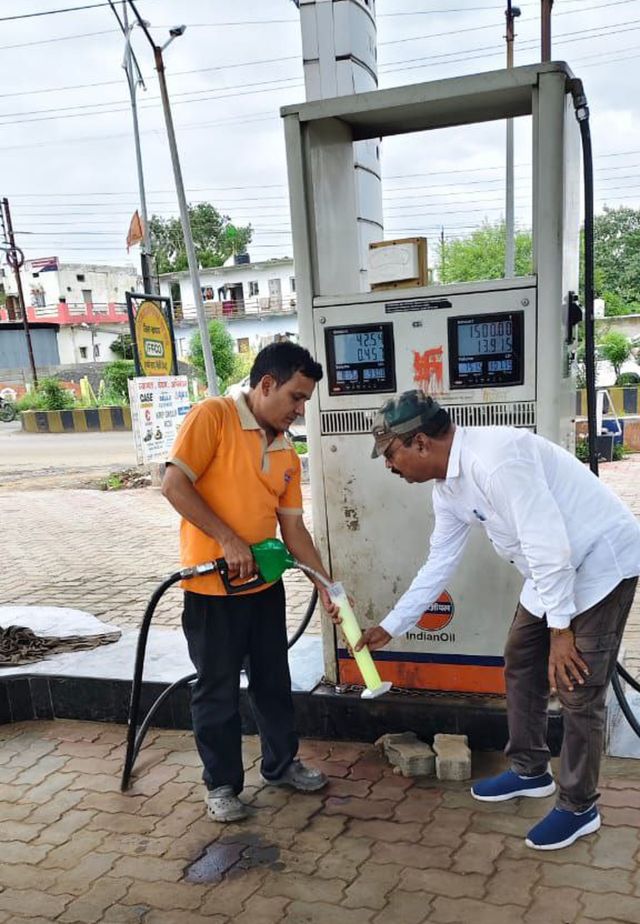 नोजल से डीजल का सैंपल लेकर जांच की गई। 