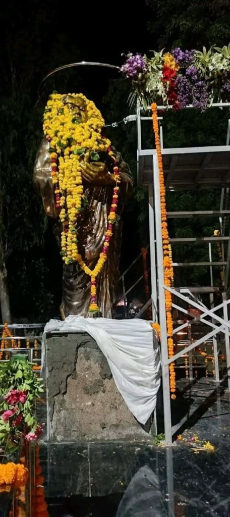 लोकमाता अहिल्याबाई की मूर्ति से हटाया शिलालेख (फोटो सोर्स- सोशल मीडिया एक्स)