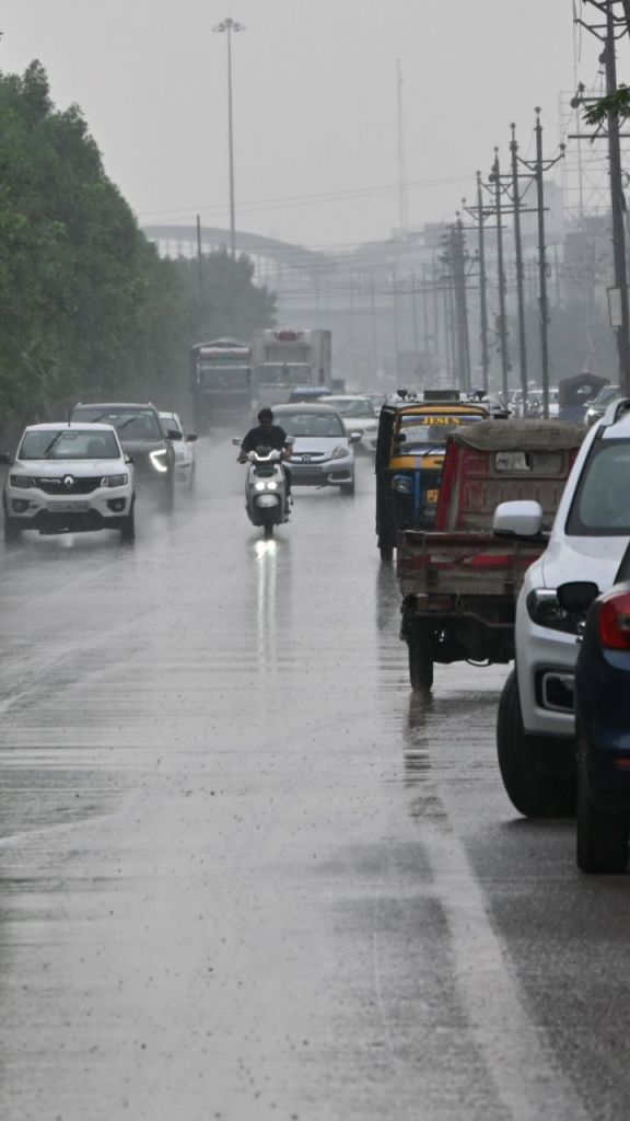 CG Weather Update: रायपुर-दुर्ग समेत 4 संभागों में बारिश का यलो अलर्ट जारी, अगले 48 घंटे में बढ़ेगा तापमान
