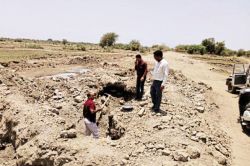 Illegal Mining: भीलवाड़ा में मिट्टी और अभ्रक का अवैध खनन, तहसीलदार ने दौड़ाकर
ट्रैक्टर-ट्राली पकड़ा - image