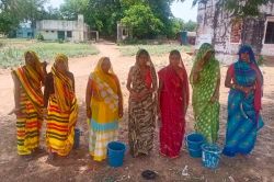 तपती दोपहरी में मनरेगा काम, महिला श्रमिक पानी को परेशान - image