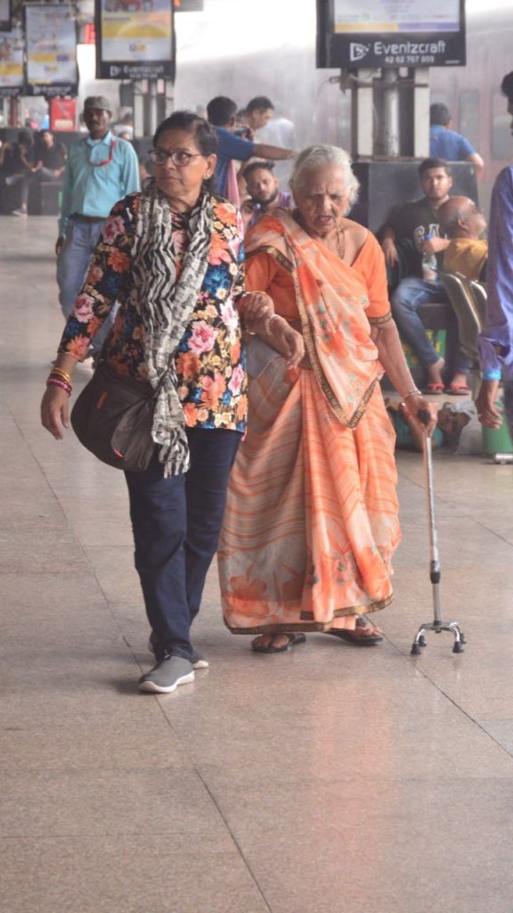 वापसी की ट्रेनों में यात्रियों की बढ़ी भीड़, कमाने खाने गए लोग दूसरे राज्यों से लौटने लगे
