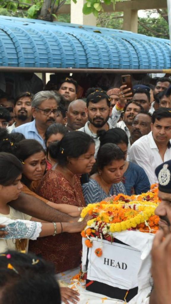 पंचतत्व में विलीन हुए शहीद ASP आकाश राव गिरिपुंजे, तिरंगे से लिपटकर पत्नी ने दी विदाई