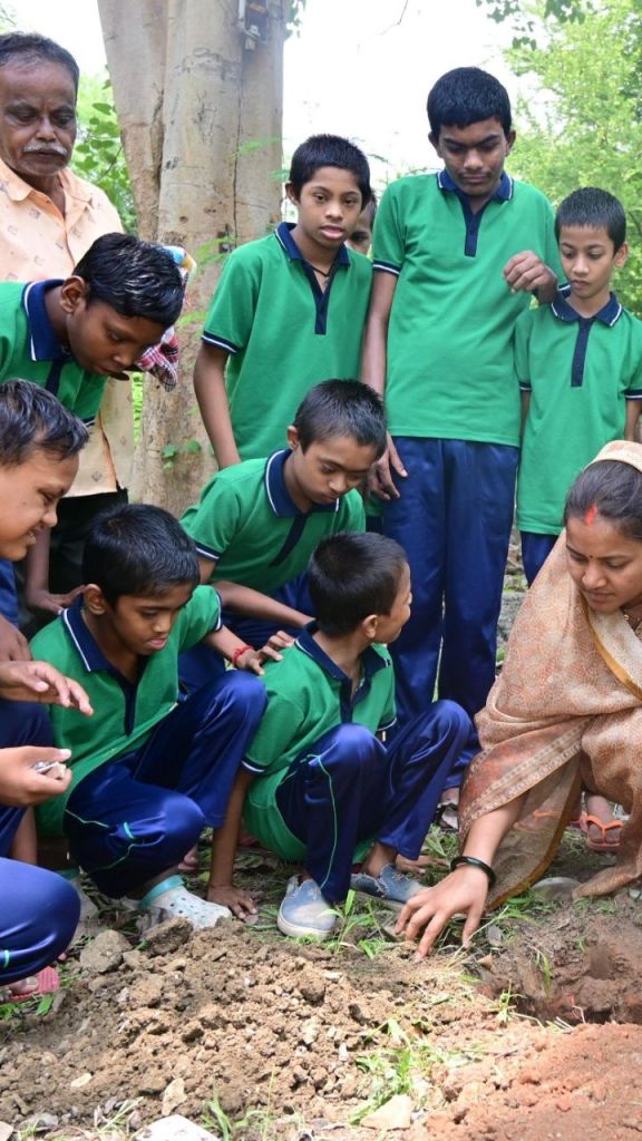 CG News: मंत्री लक्ष्मी राजवाड़े ने बाल गृह का किया निरीक्षण, बच्चों के साथ मिलकर लगाया पौधा