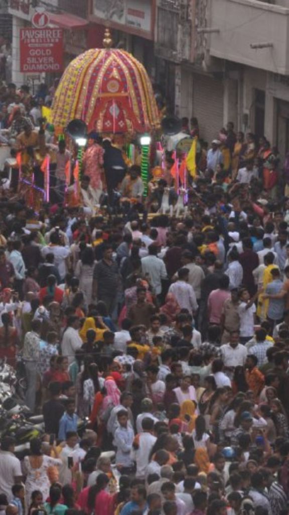 भक्तों को दर्शन देने निकले भगवान जगन्नाथ, उमड़ा आस्था का सैलाब
