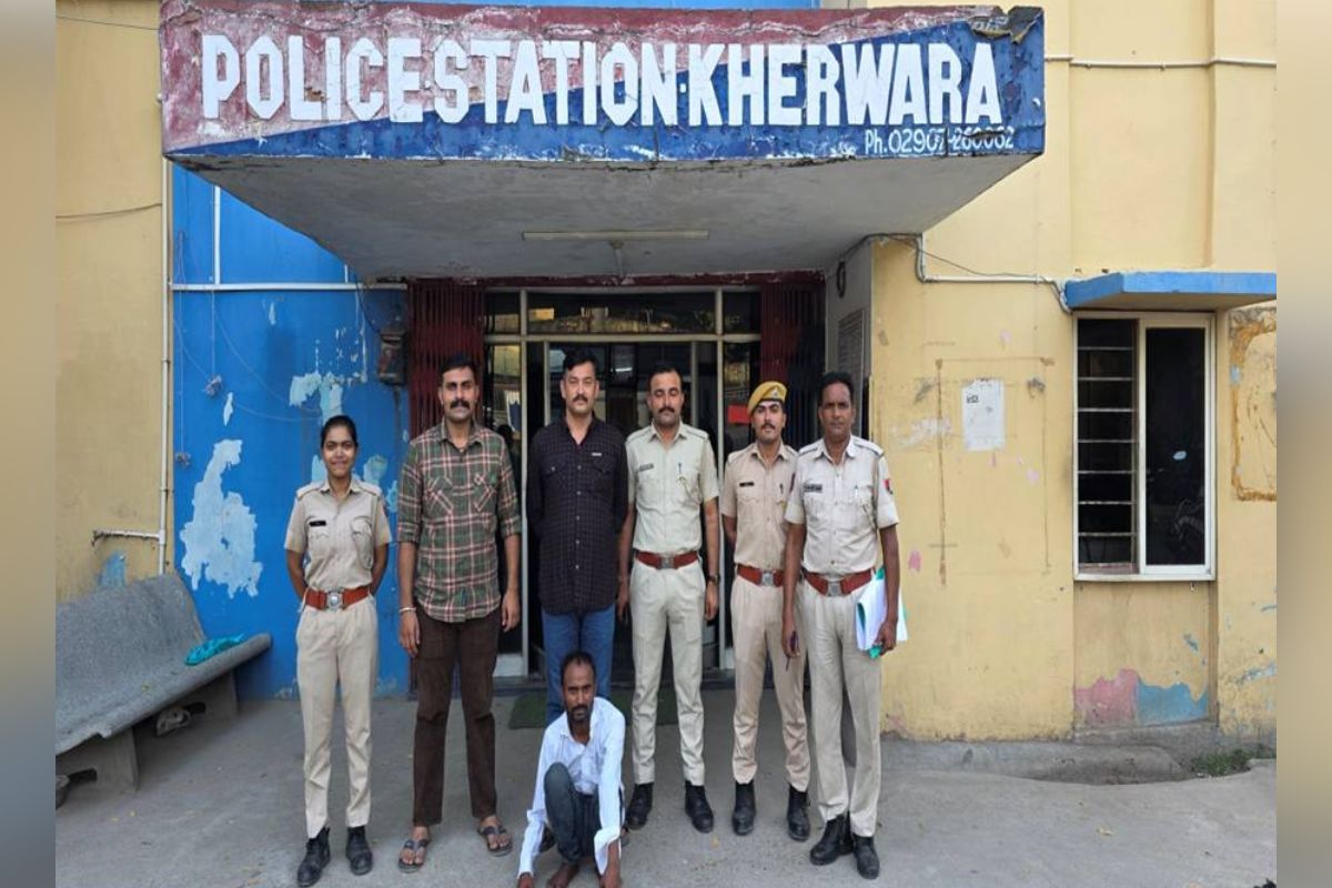 उदयपुर में सिर्फ इस वजह से पुत्र ने पिता की हत्या कर दी, चेहरा और सिर पत्थर से
कुचल डाला, लात-घूसों से पीटा भी