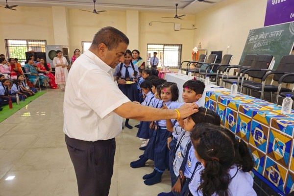 Shala Utsav: राजधानी के स्कूलों में मनाया गया प्रवेश उत्सव, छात्रों में दिखा गजब का उत्साह, देखें तस्वीरें