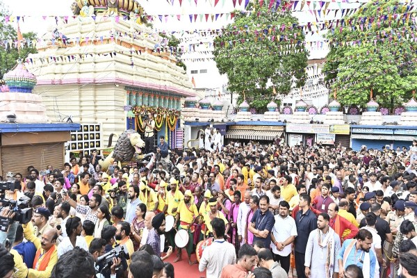 भगवान जगन्नाथ की रथ यात्रा में शामिल हुए CM साय व राज्यपाल डेका, सोने की झाड़ू से निभाई छेरापहरा की रस्म, देखें Photos